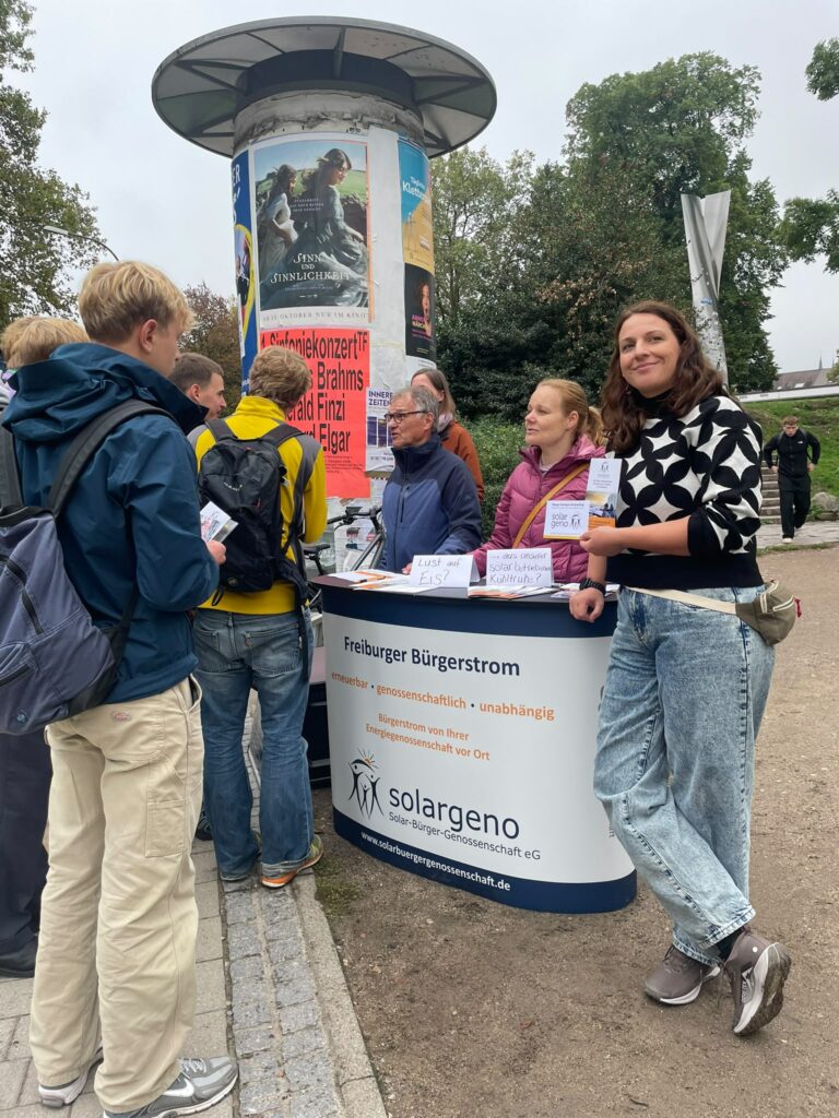 Infostand der Solar-Bürger-Genossenschaft in Freiburg: Engagierte im Gespräch mit Studierenden